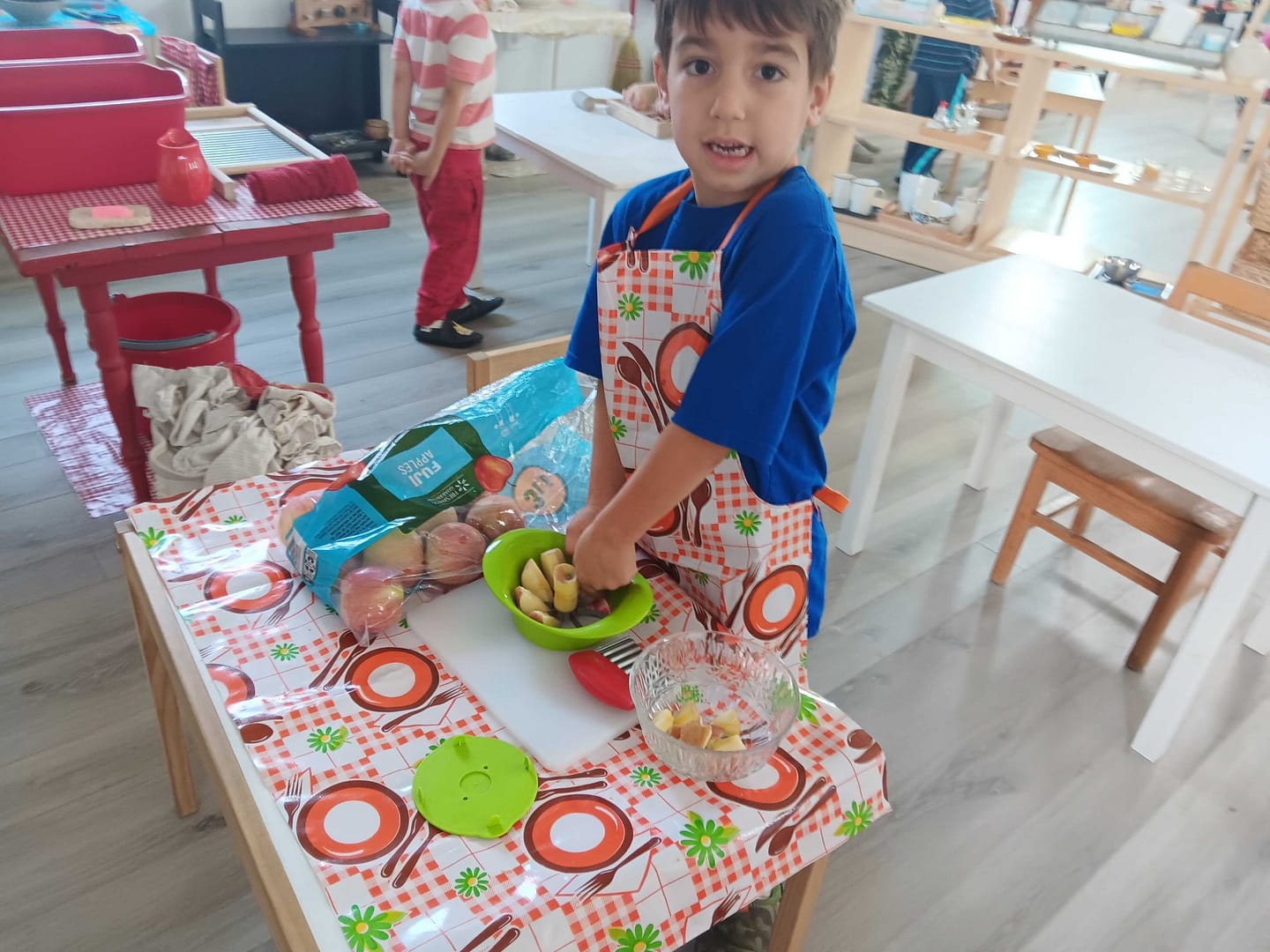 Cutting Apples